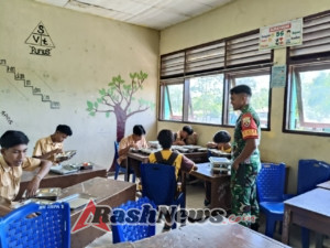 Babinsa Koramil 02/Rindi Umalulu Dukung Kegiatan MBG di SMA N 1 Umalulu