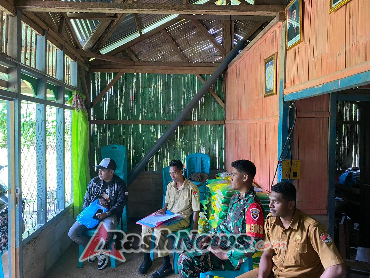 Babinsa Koramil 1603-05/Bola Gelar Komsos, Perkuat Sinergi dan Kewaspadaan Wilayah