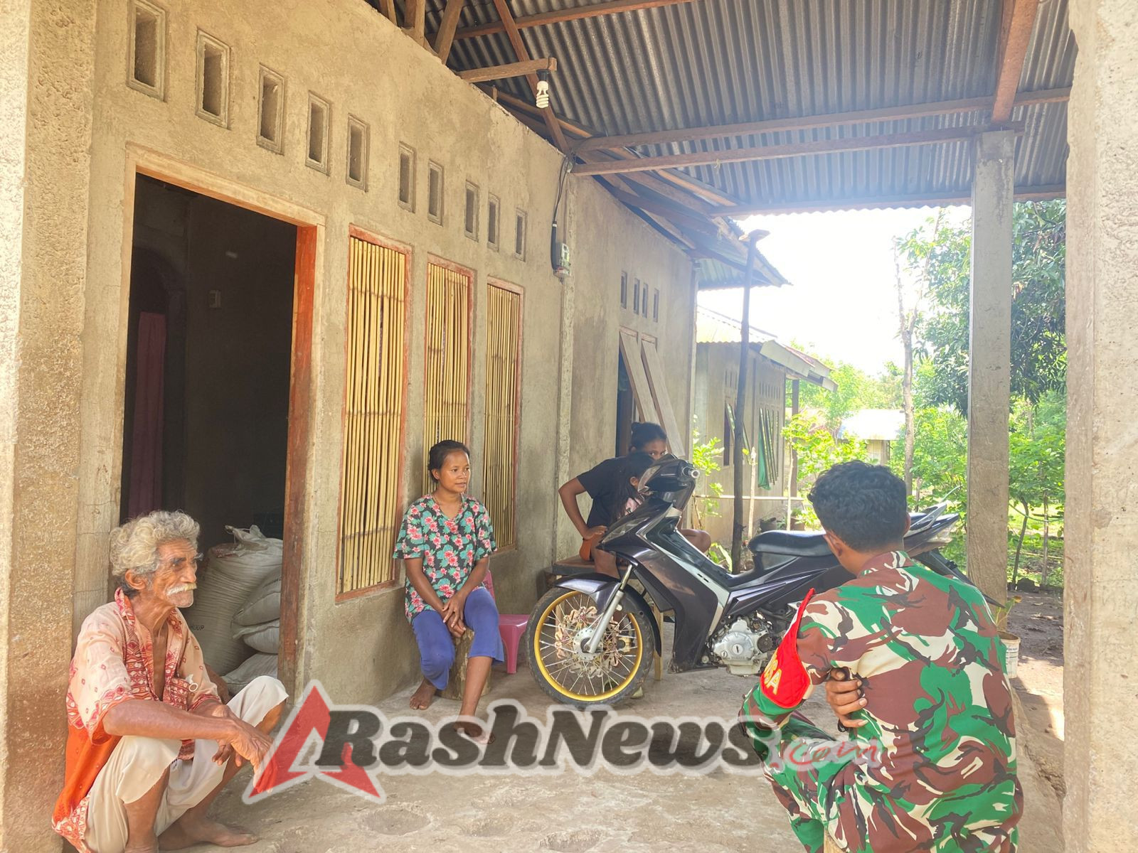 Melalui Komsos, Babinsa Ajak Warga Jaga Keamanan Lingkungan