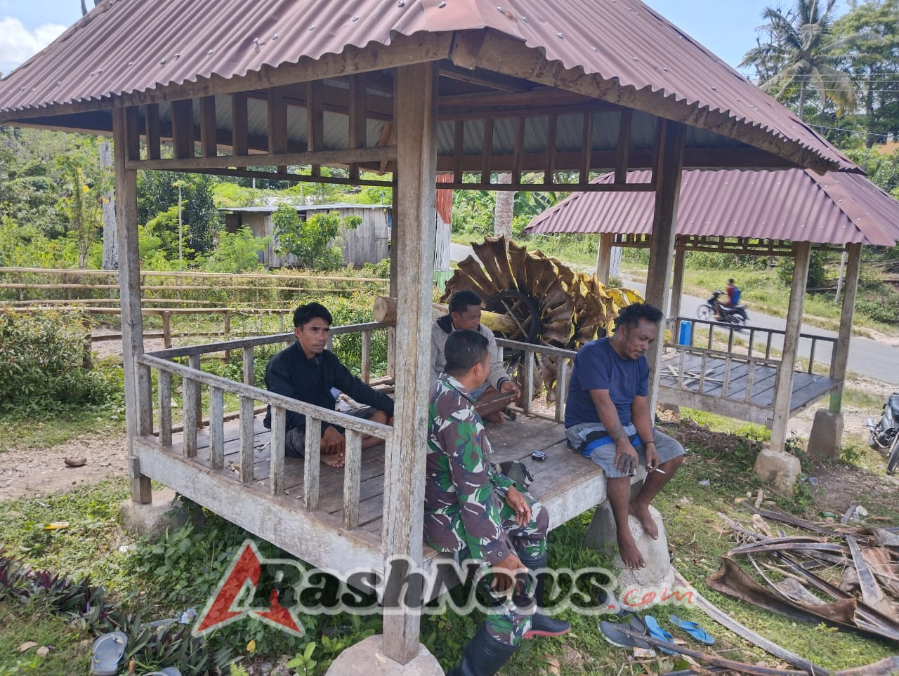 Babinsa Koramil 02/Walakaka Laksanakan Komsos dengan Warga Desa Kabukarudi