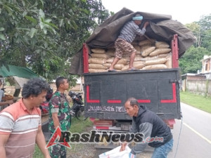 Babinsa Koptu Fahrurrozi Pastikan Penyaluran Bantuan Bibit Padi Tepat Sasaran di Kelurahan Sampir
