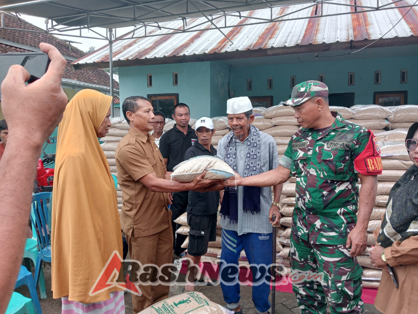 Sinergi TNI dan Pemerintah Desa, Penyaluran Bibit Padi Berjalan Lancar