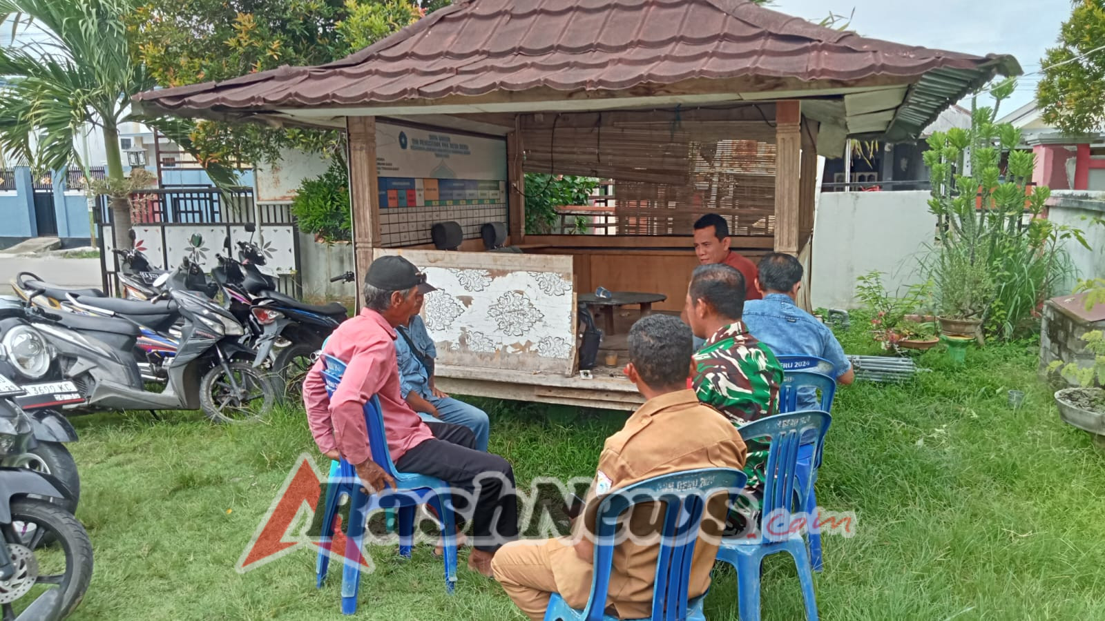 Sertu Ismail Laksanakan Patroli Wilayah Sekaligus Komsos di Desa Beru