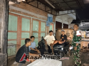 Ronda Malam Babinsa Kandai Dua, Warga Diimbau Jauhi Pelanggaran Hukum