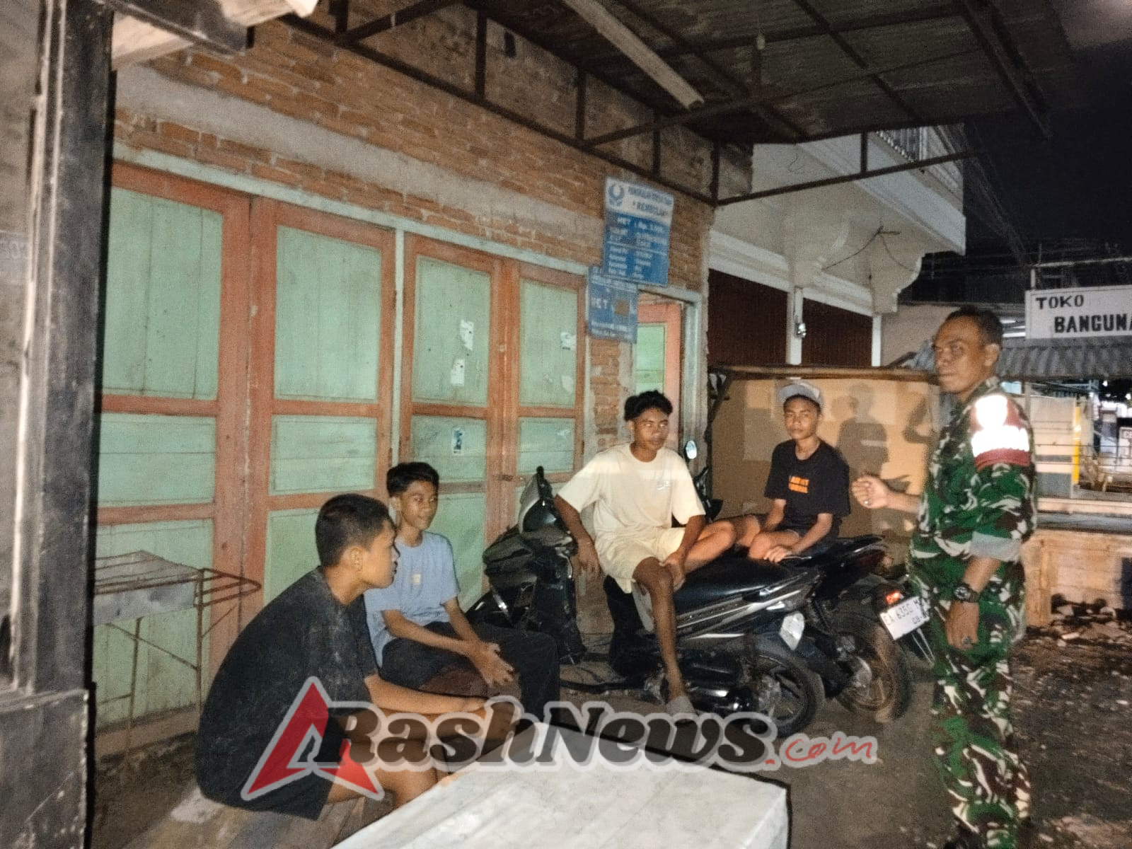 Ronda Malam Babinsa Kandai Dua, Warga Diimbau Jauhi Pelanggaran Hukum