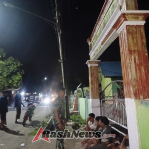 Patroli Malam Babinsa Koramil Huu, Pemuda Diajak Jaga Ketertiban Desa