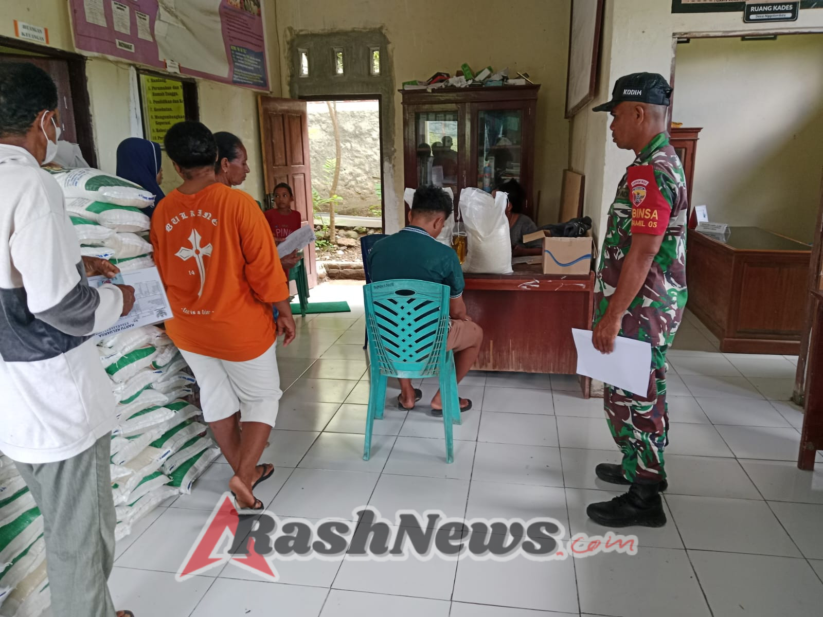 Pendampingan Babinsa dalam Pembagian Beras dan Minyak Goreng untuk Warga Aesesa
