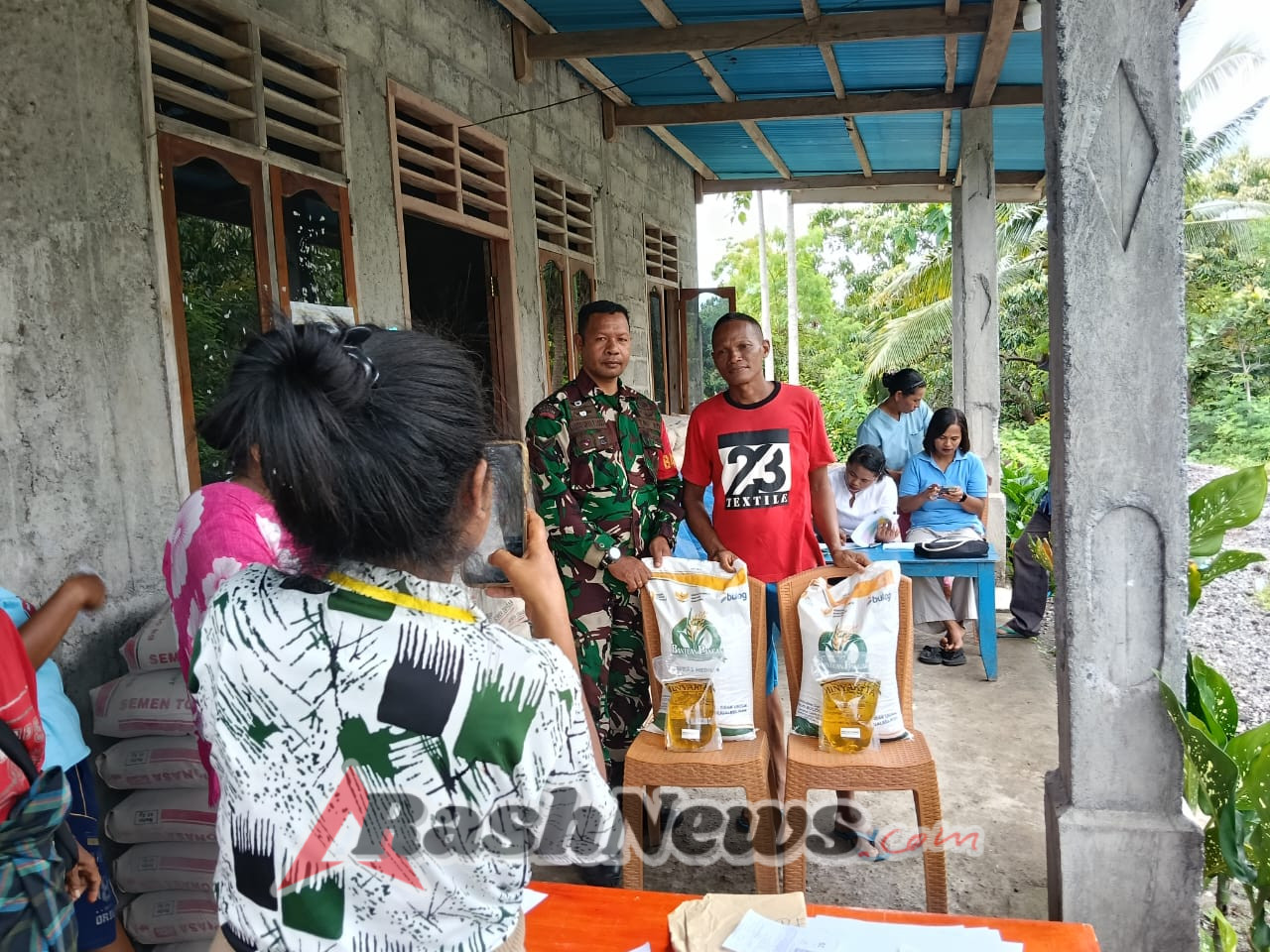 Babinsa Golewa Selatan Dukung Kelancaran Distribusi Bantuan Pangan Pemerintah