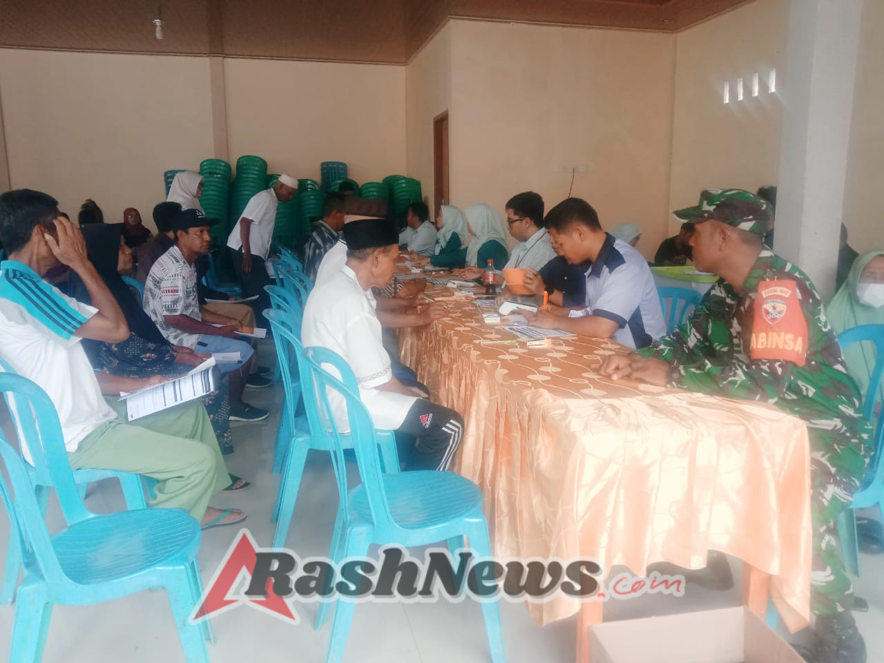 Pemdes Air Suning Salurkan Kartu KSB Maju, Babinsa Lakukan Pendampingan