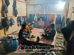 Wujudkan Rasa Aman, Anggota Koramil 1628-02/Sekongkang Sambangi Warga Saat Patroli Malam