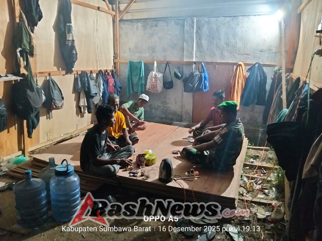 Wujudkan Rasa Aman, Anggota Koramil 1628-02/Sekongkang Sambangi Warga Saat Patroli Malam