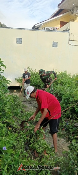 Babinsa Serda Lalu Rupawan Aktif Terlibat Pembersihan Saluran Air di Lamusung