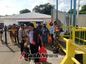 Babinsa Pantai Baru Berikan Imbauan Keamanan kepada Penumpang Kapal