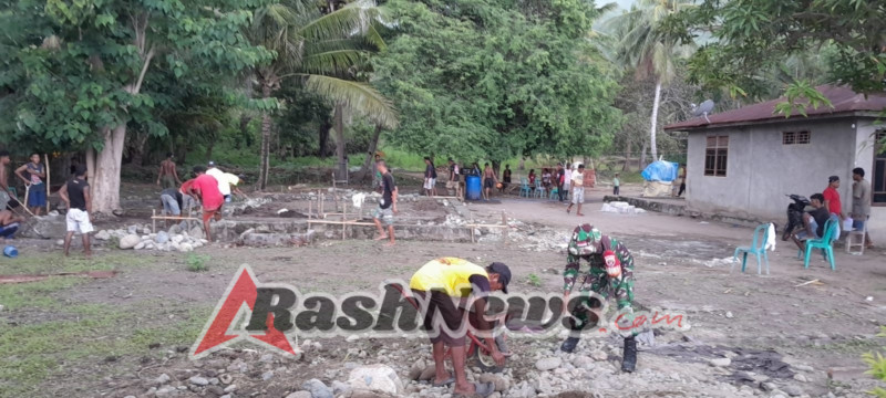 Babinsa Koramil 1603-03/Paga Dampingi dan Bantu Pembangunan Rumah Warga di Wilayah Binaan