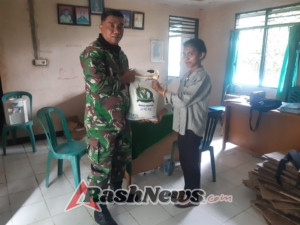 Pendampingan Babinsa Warnai Pembagian Bantuan Pangan di Desa Teka Iku