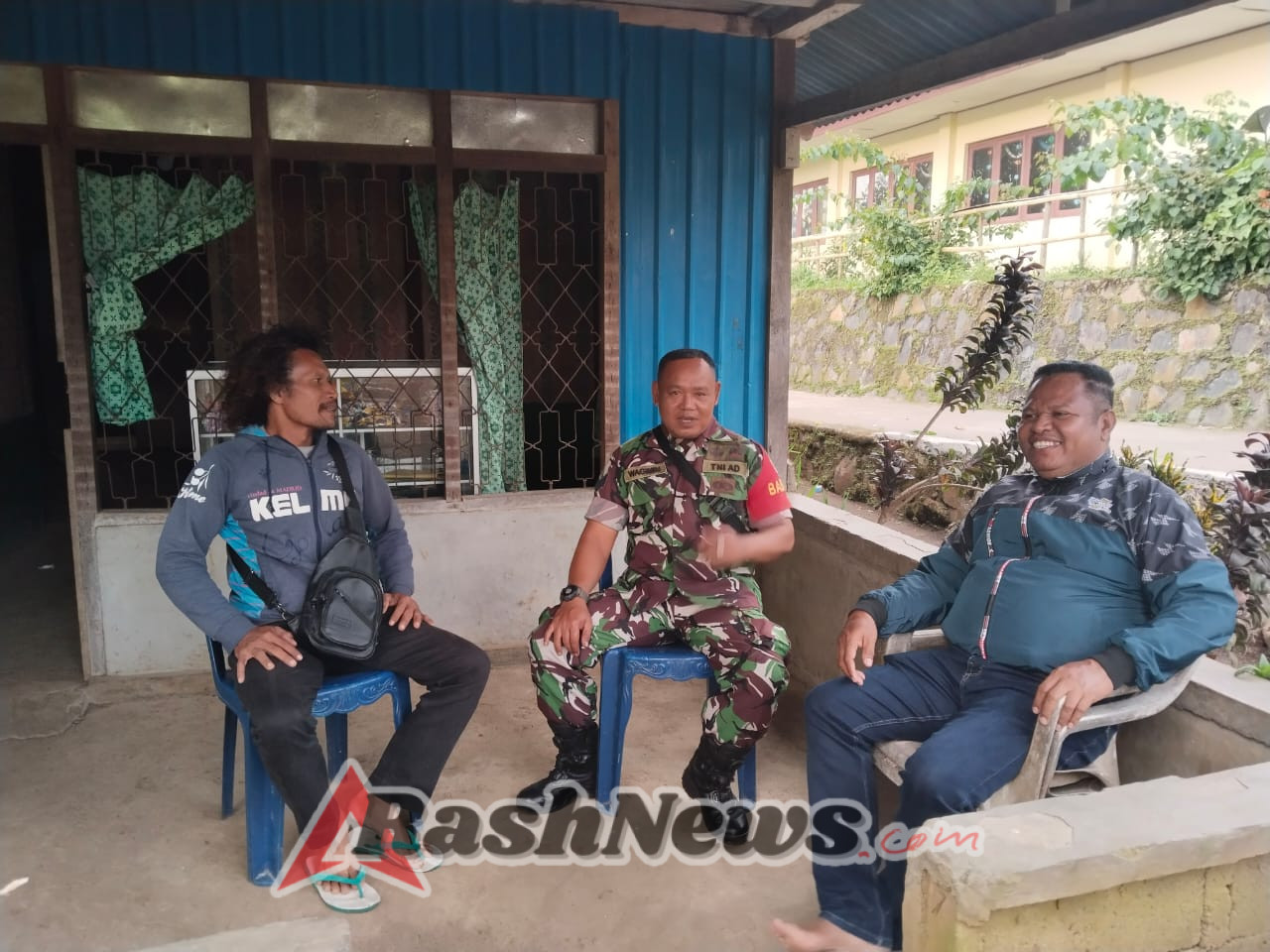 Babinsa Koramil 1602-03/Detusoko Monitoring Wilayah dan Sosialisasi Kesehatan di Wolofeo