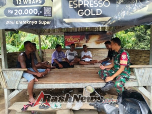 Babinsa Maurole Pantau Keamanan Wilayah dan Sosialisasi Kamtibmas di Desa Detukeli