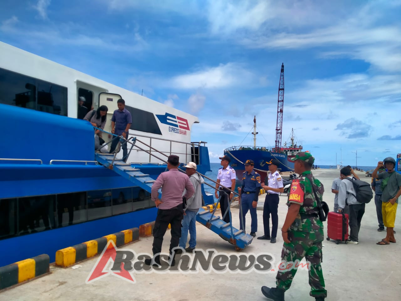 Arus Penumpang Pelabuhan Ba’a Terpantau Lancar, Koramil Baa Lakukan Pemantauan