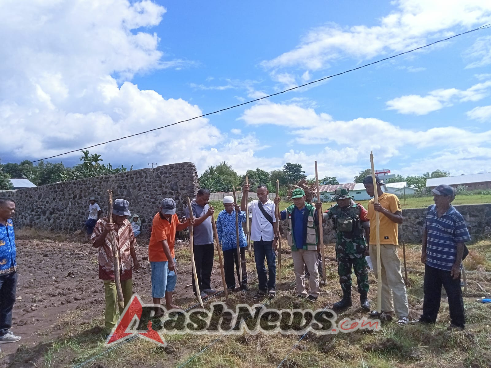 Babinsa Adonara Hadir di Tengah Masyarakat pada Kegiatan Penanaman Jagung