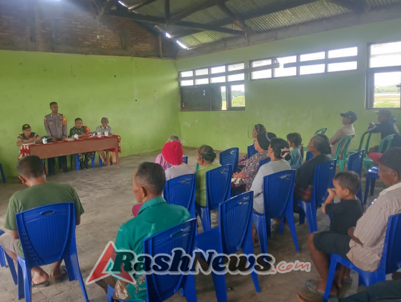 Babinsa Bersama Aparat Desa Bahas Evaluasi BUMDes di Desa Kondamara