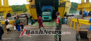 Babinsa Pantai Baru Amankan Bongkar Muatan KMP Kalibodri di Pelabuhan ASDP Ofalangga