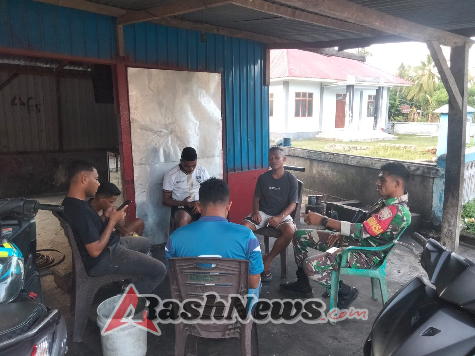 Pemuda Desa Aewora Sambut Antusias Kehadiran Babinsa dalam Kegiatan Pengamanan Wilayah