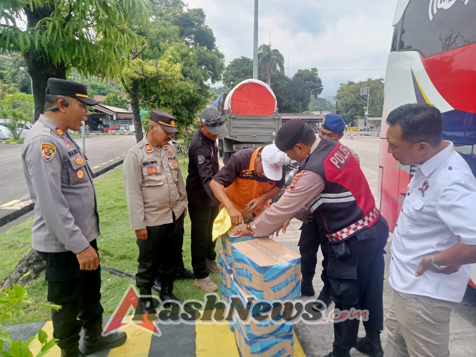 Polsek Kawasan Pelabuhan Padangbai Amankan 115 Liter Miras Jenis Arak dalam KRYD