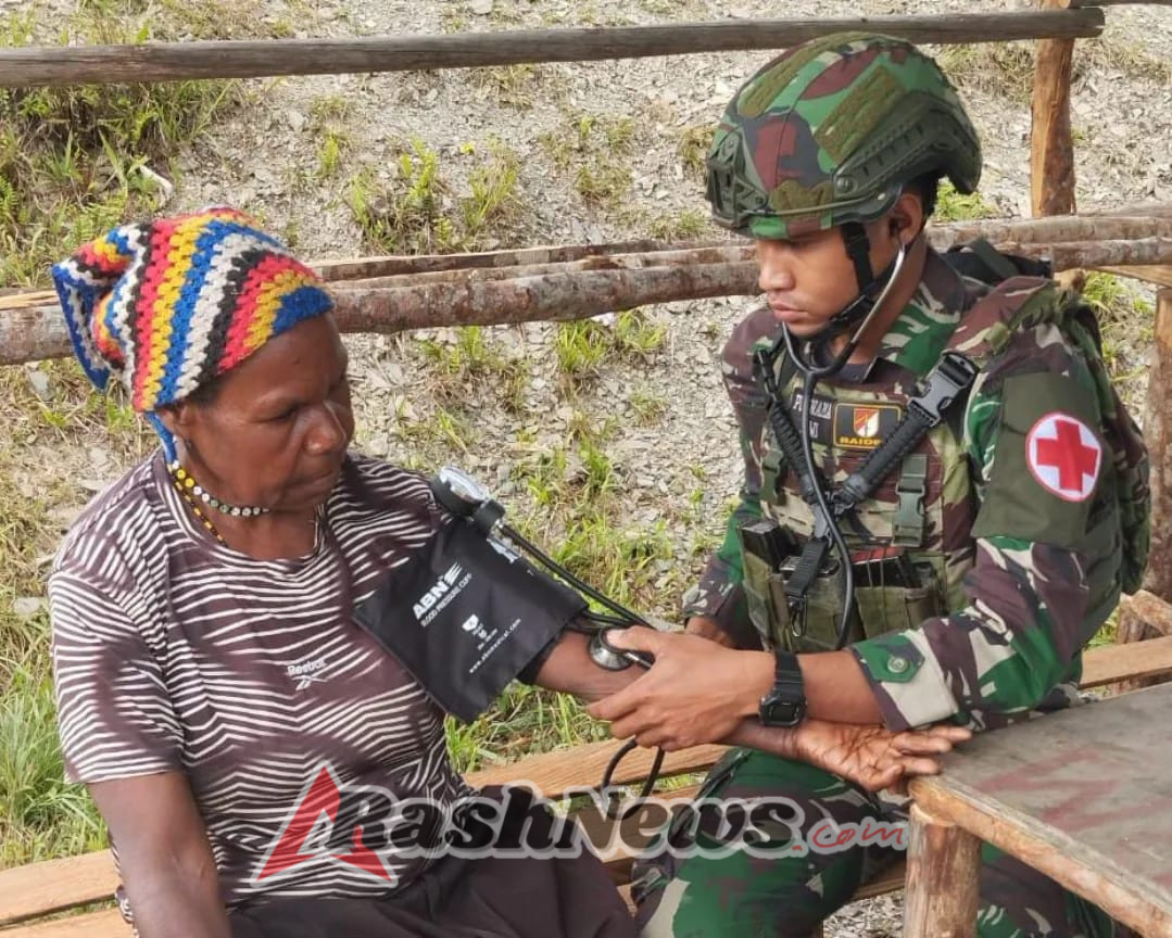 Pelayanan Medis Satgas Yonif 743/PSY Menjangkau Daerah Terpencil Di Papua