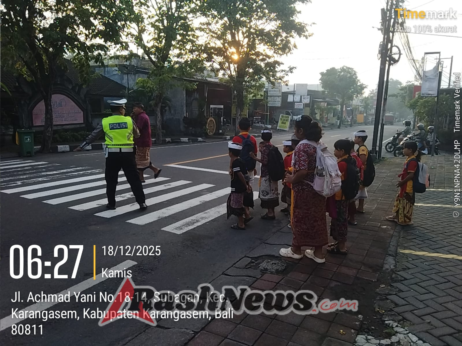 Polisi Sahabat Anak, Anggota Lantas Polres Karangasem Laksanakan Penyebrangan Pelajar SD Negeri 4 Subagan