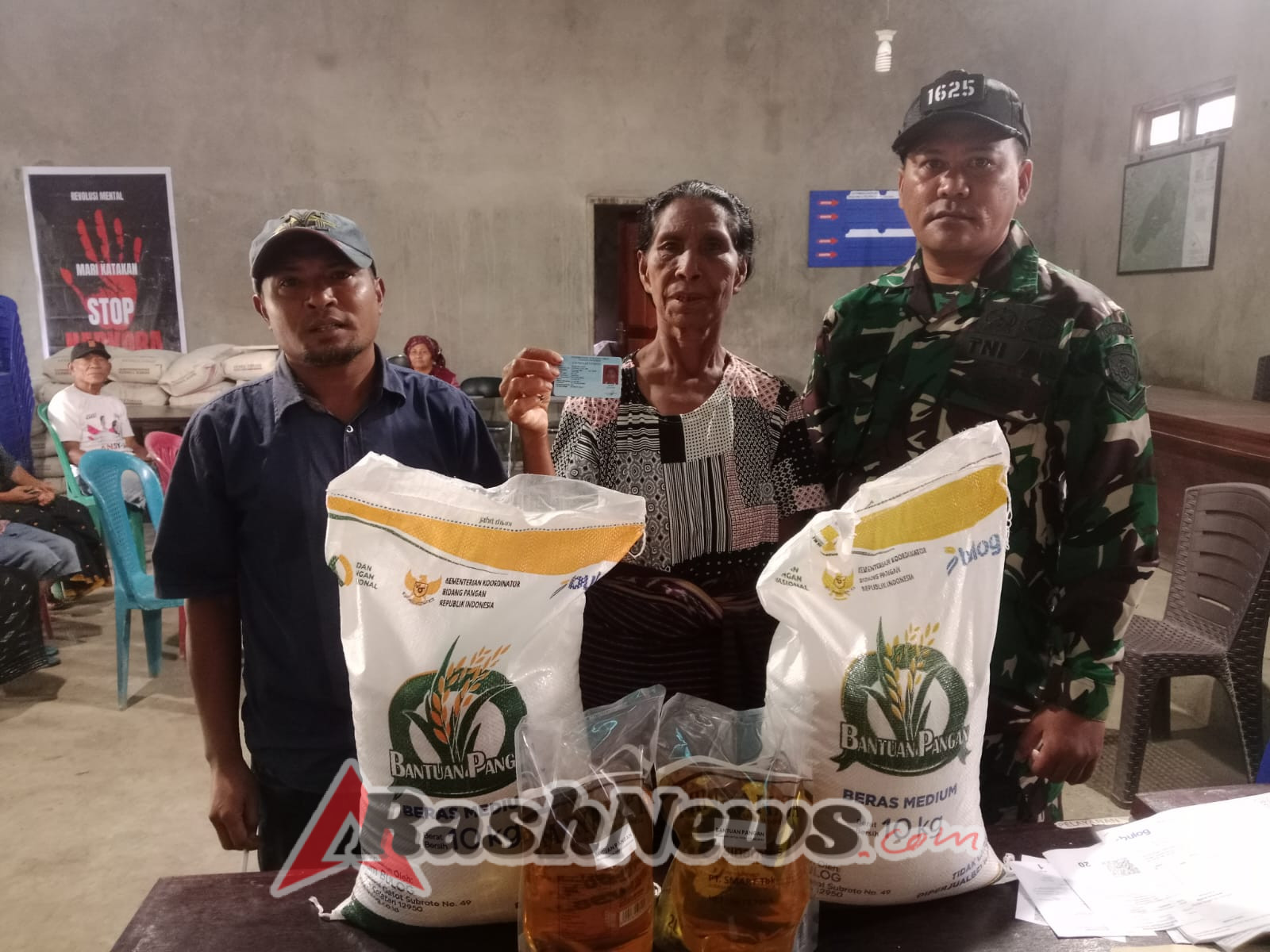 Babinsa Bajawa Kawal Penyaluran Bantuan Beras dan Minyak Goreng