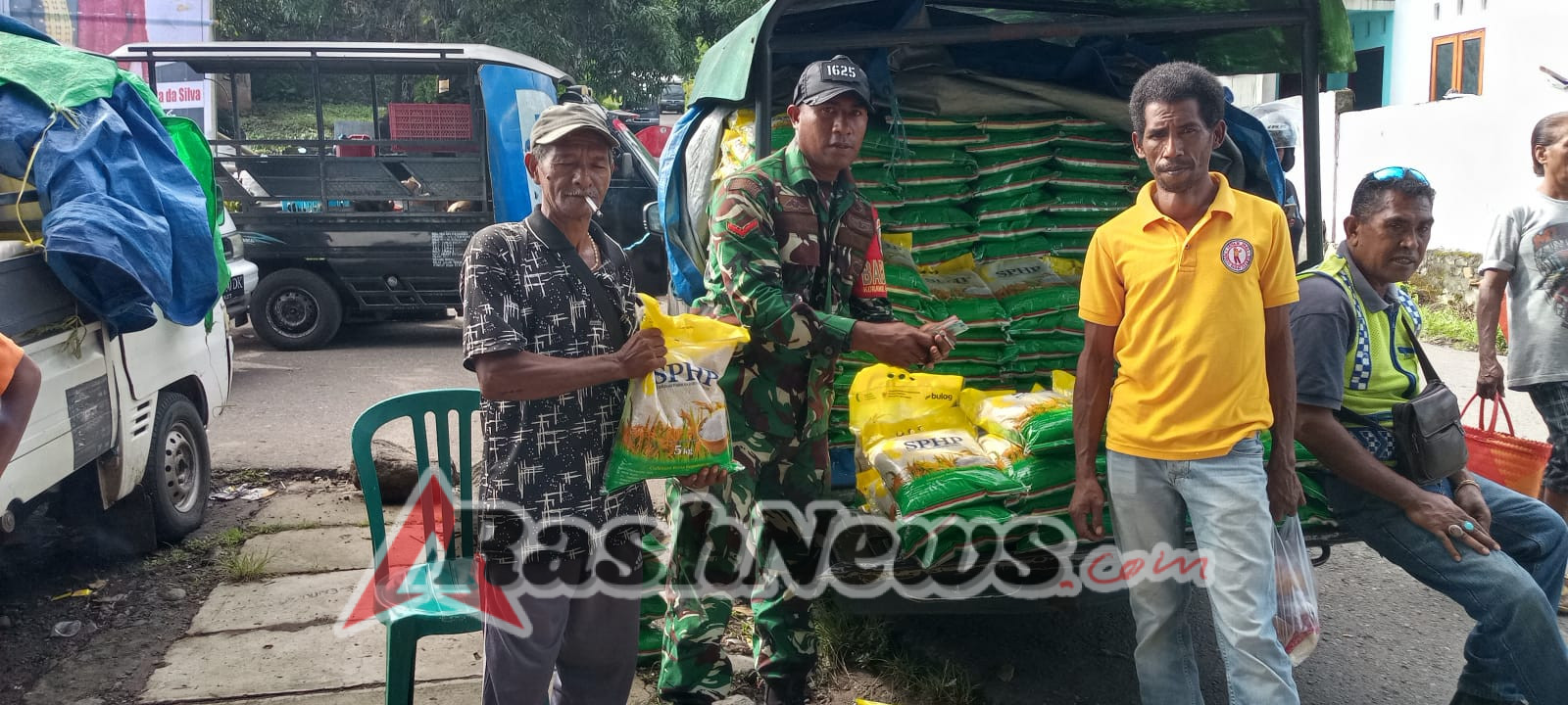 Babinsa Kopda Yoseph Nong Rio Amankan dan Pantau GPM di Pasar Rabu Natanage