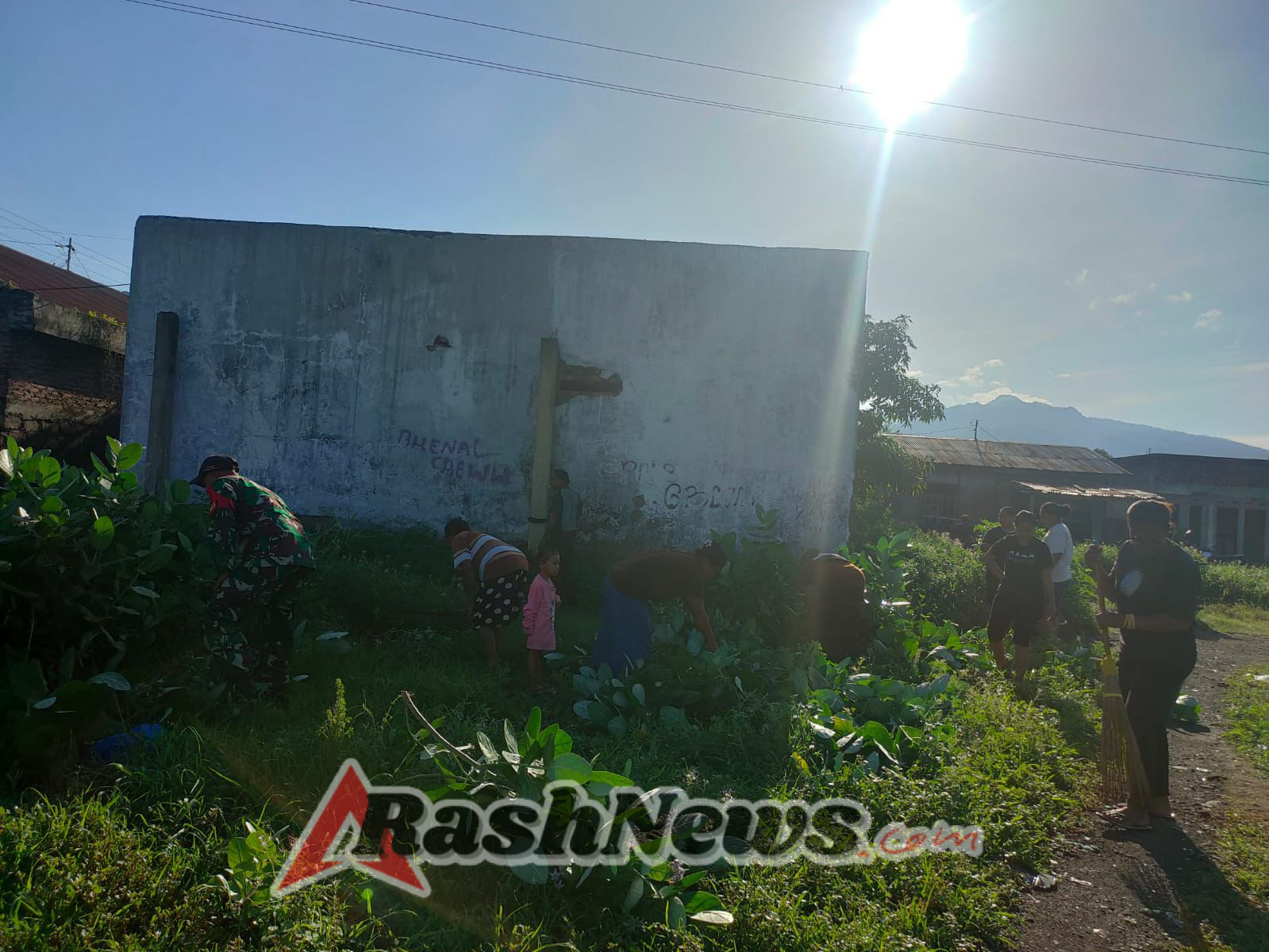 Pembersihan Lahan Kopdes Merah Putih, Wujud Kepedulian Babinsa di Wilayah Binaan