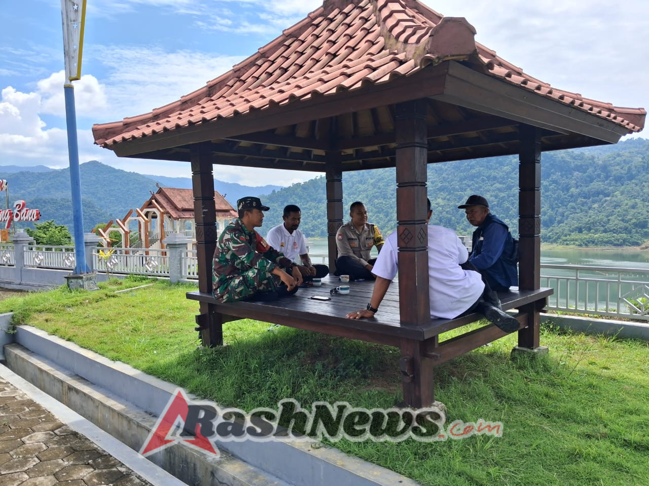 Babinsa Koramil Taliwang Aktif Laksanakan Komsos untuk Pererat Hubungan dengan Warga