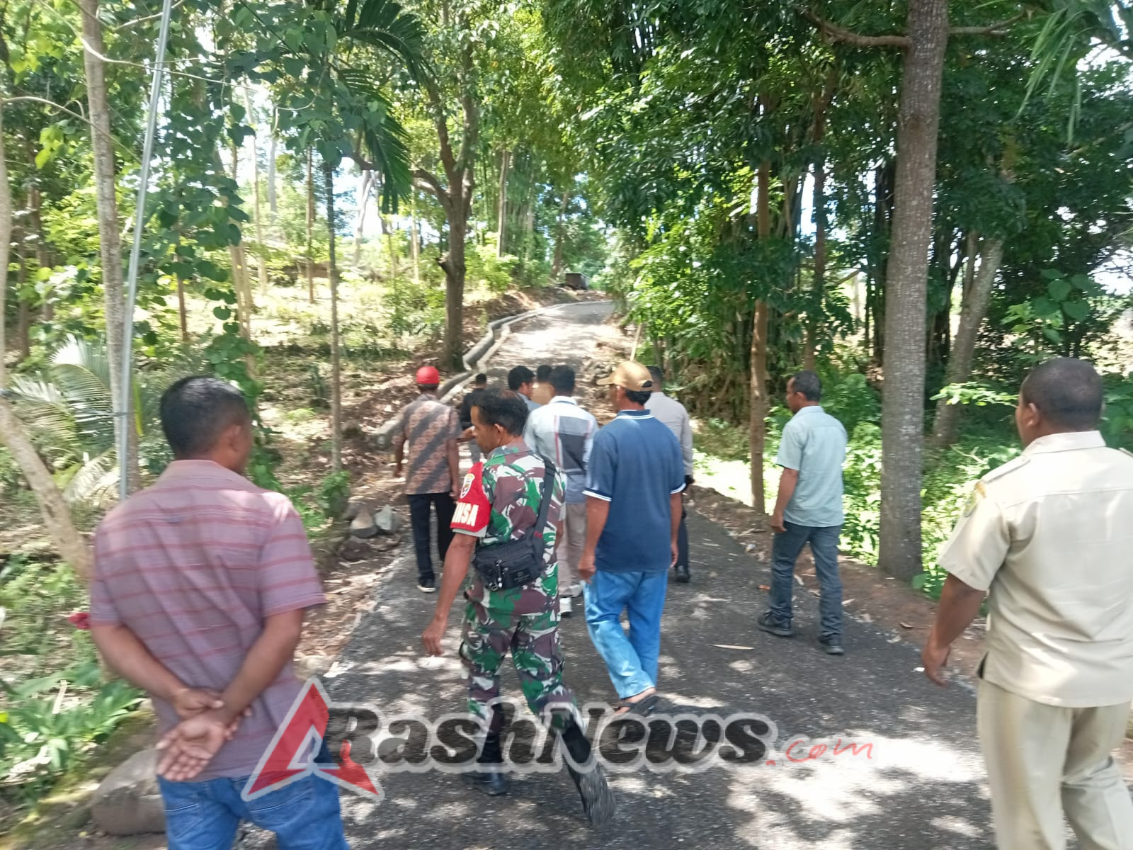 Babinsa Koramil 1630-02/Lembor Laksanakan Monitoring Evaluasi Pembangunan Lapen dan Drainase Desa Daleng