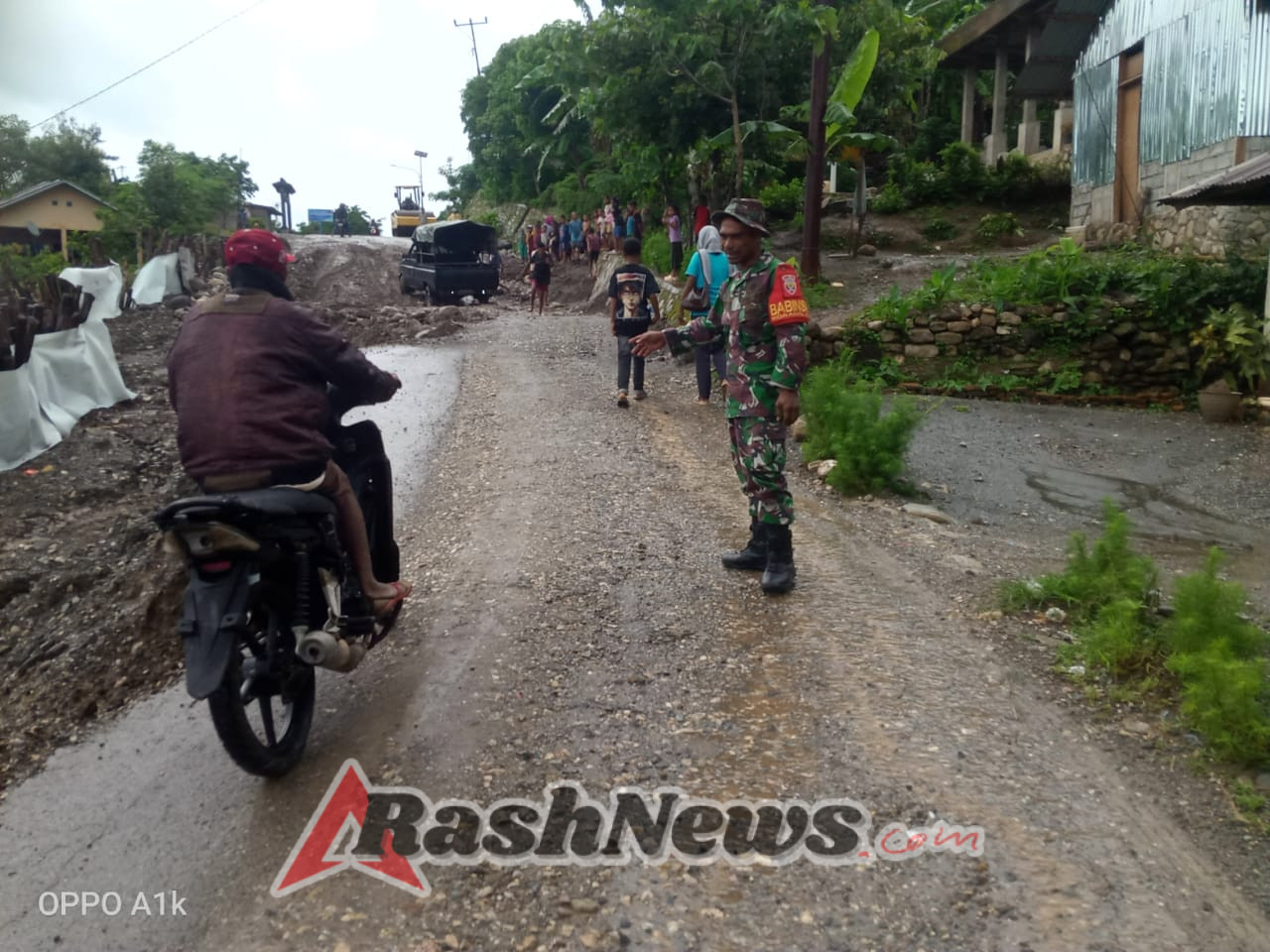 Cek Kondisi Jalan Longsor Di Wilayah Binaan, Babinsa Ingatkan Warga Berhati-Hati Saat Melintas