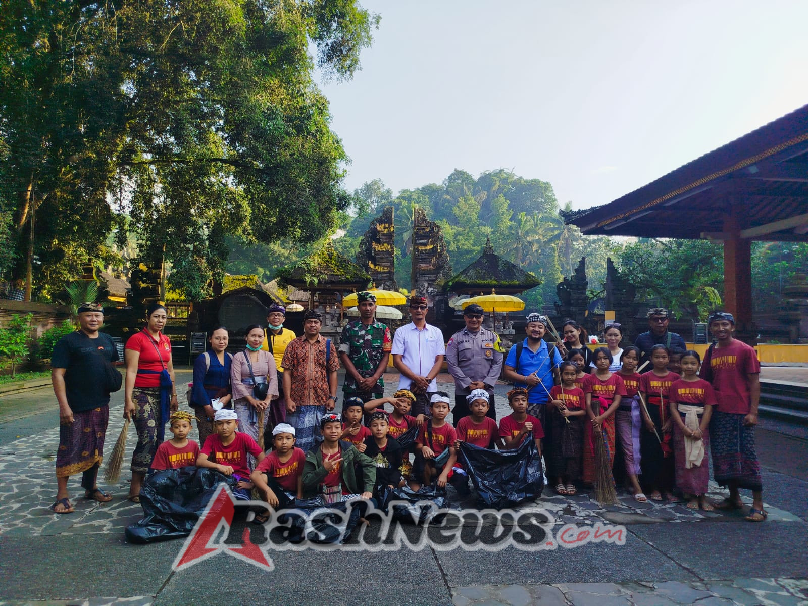 Bersih Sampah Plastik di Pura Tirta Empul, Wujud Sinergi Pelestarian Lingkungan dan Seni Budaya