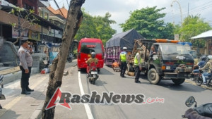Kapolsek Mengwi Pantau Situasi Arus Lalu Lintas di Jalan Raya Kapal Akibat Truk Mengalami Kendala Teknis