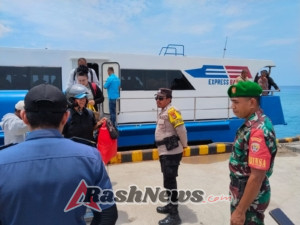 Pemantauan Pelabuhan Ba’a, Babinsa Pastikan Aktivitas Kapal Berjalan Lancar