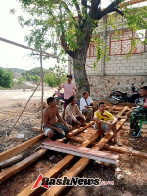 Monitoring Wilayah, Babinsa Koramil Batutua Pastikan Pembangunan Sekolah Berjalan Aman