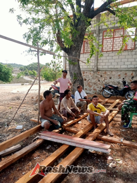 Monitoring Wilayah, Babinsa Koramil Batutua Pastikan Pembangunan Sekolah Berjalan Aman