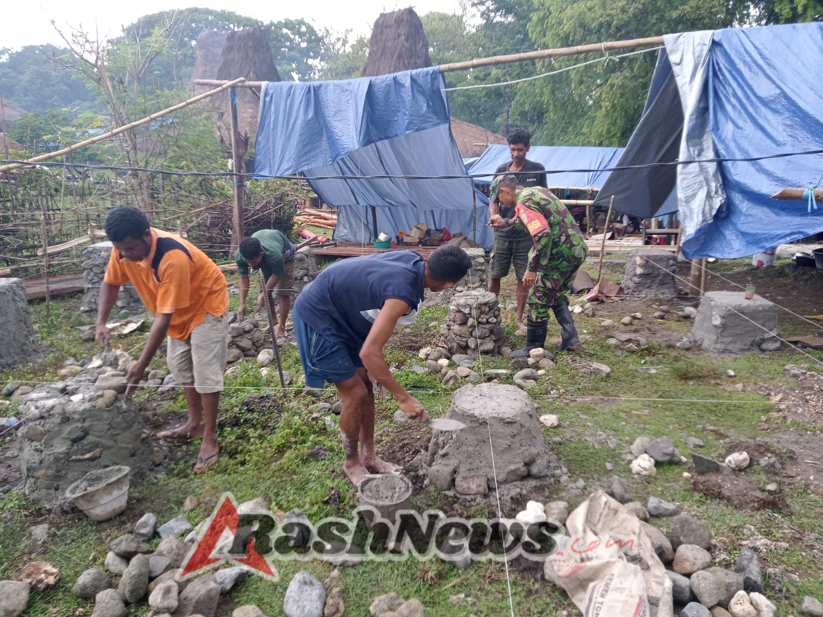 Babinsa Koramil 02/Walakaka Bantu Warga Bangun Pondasi Rumah Korban Kebakaran
