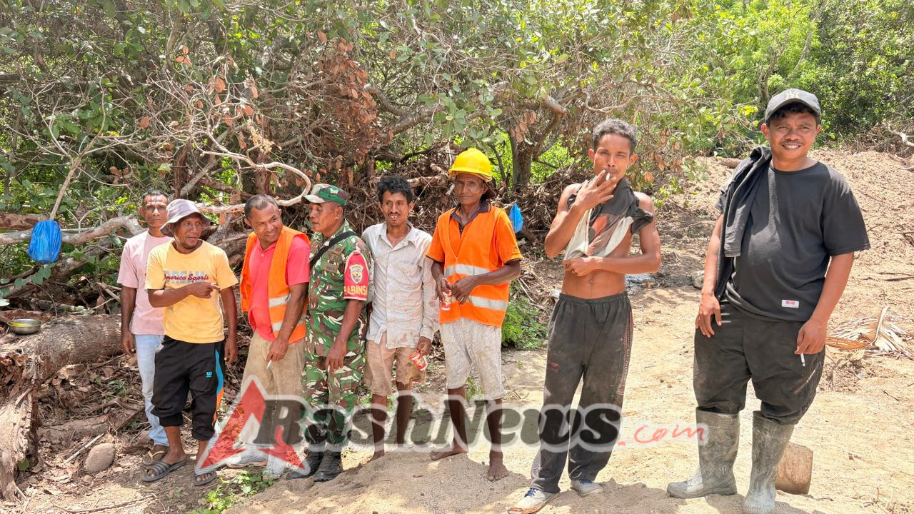 Sinergi Babinsa dan Masyarakat, Pengerjaan Rabat Jalan Desa Rangalaka Berjalan Lancar