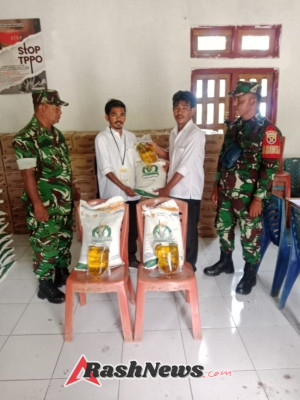 Babinsa Koramil 1612-05/Satarmese Dampingi Pembagian Bantuan Pangan di Desa Wae Ajang