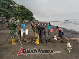 Sinergi Aparat dan Warga, Babinsa Banyuning Dorong Kepedulian Lingkungan Lewat Aksi Bersih Pantai