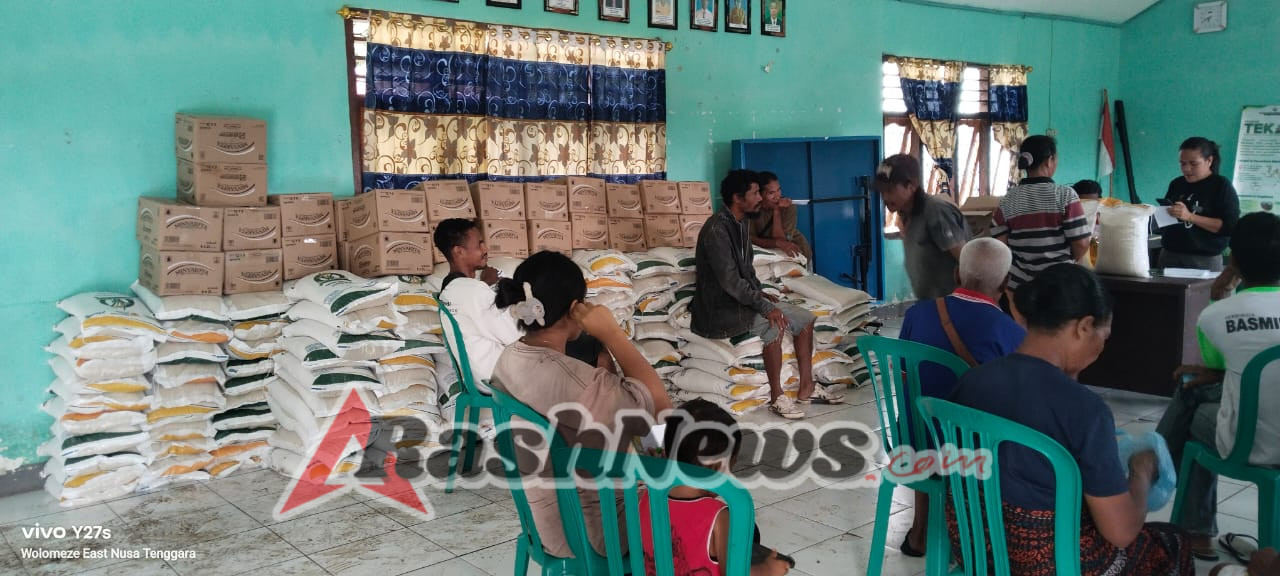 Penyaluran Bantuan Pangan di Wolomeze Berjalan Tertib dan Kondusif di Bawah Pengawasan Babinsa