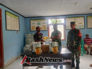 Babinsa Koramil 1612-05 Satarmese Dampingi Pembagian Bantuan Pangan di Desa Wewo