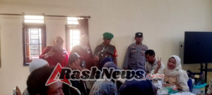 Program KSB Maju Resmi Dibagikan, Babinsa Hadir Dampingi Warga Seteluk Tengah