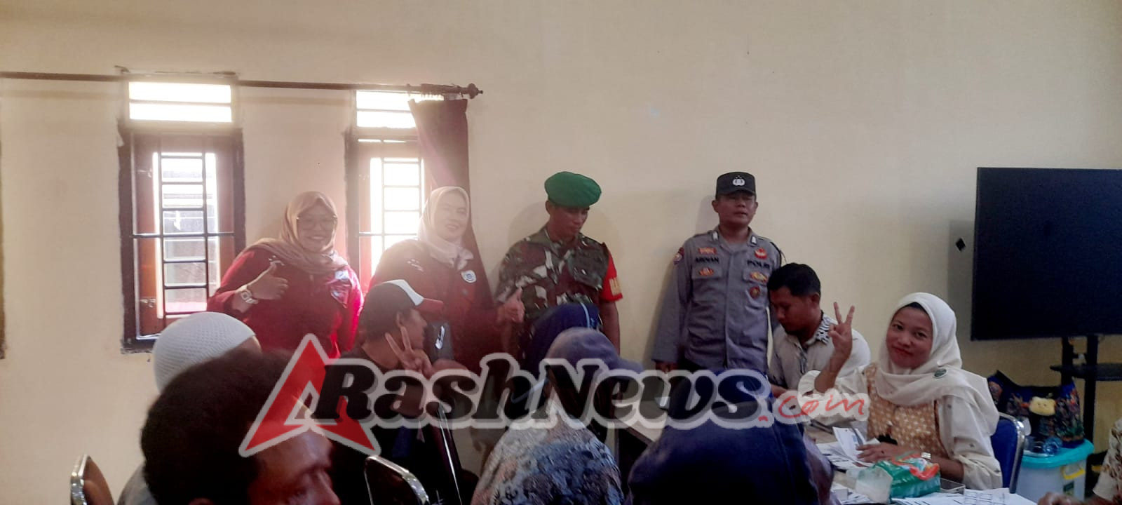 Program KSB Maju Resmi Dibagikan, Babinsa Hadir Dampingi Warga Seteluk Tengah