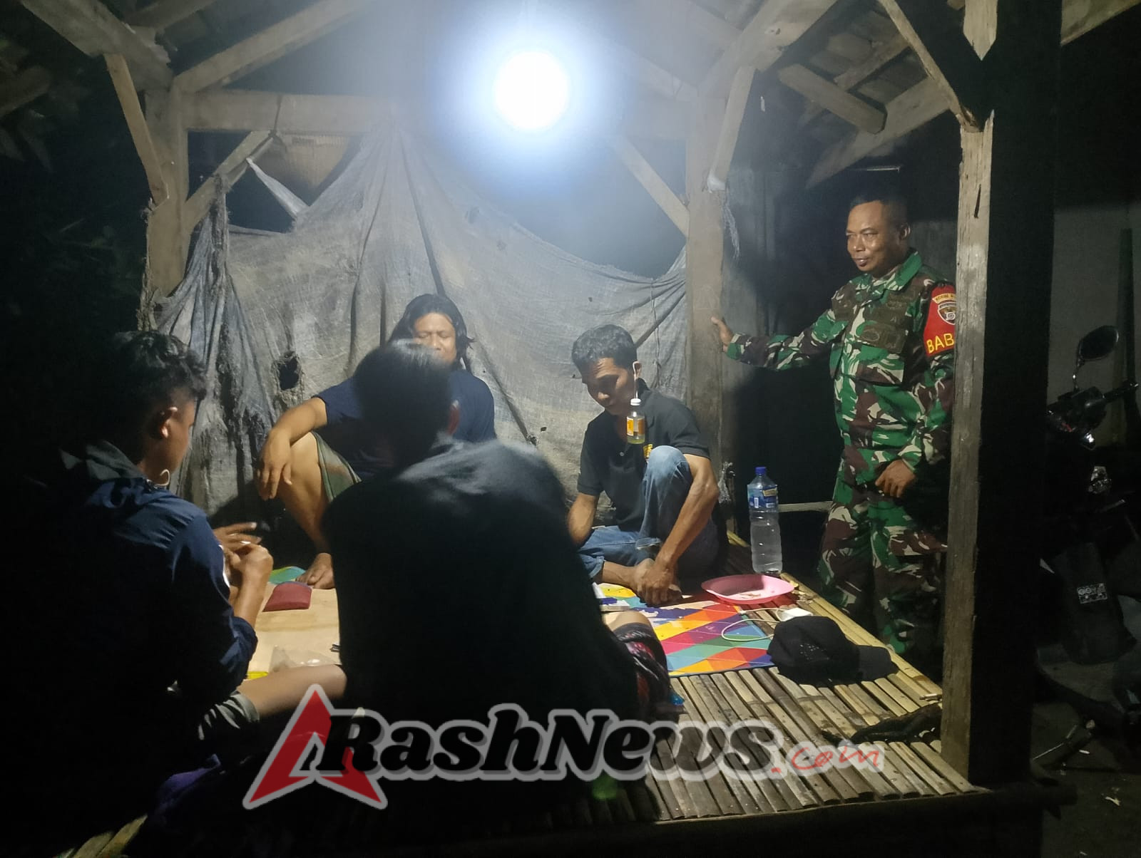 Ronda Malam Babinsa Koramil 1614-05/Pekat Wujudkan Lingkungan Aman