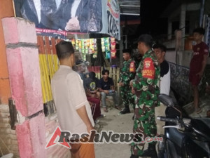 Patroli Siskamling Babinsa Sape, Wujud Kepedulian TNI Jaga Keamanan Desa